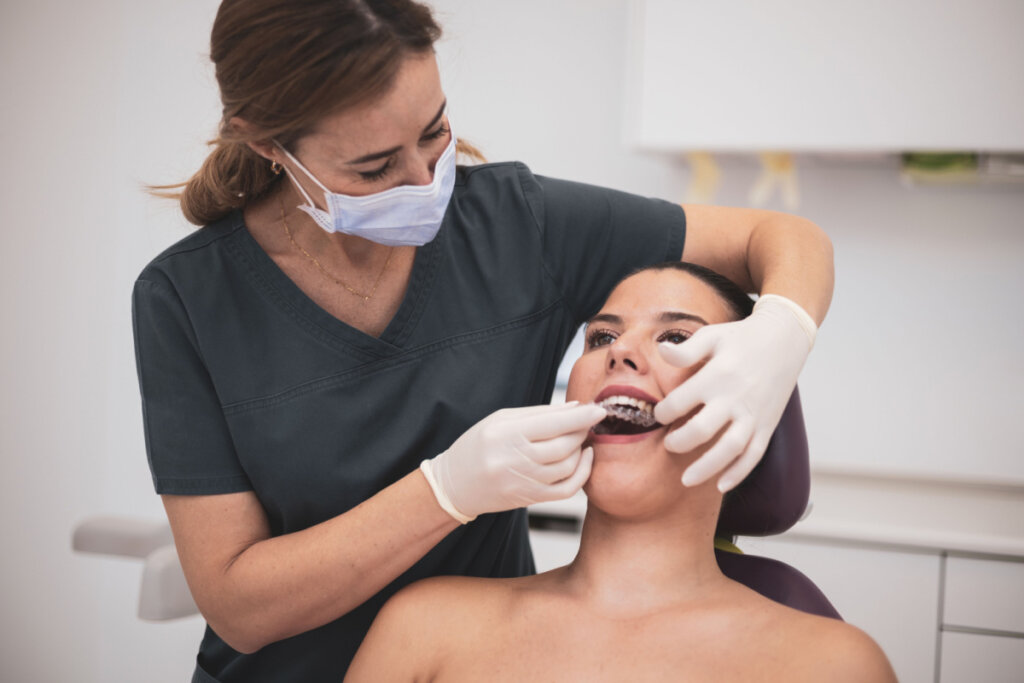 Dentista atendendo paciente com bruxismo