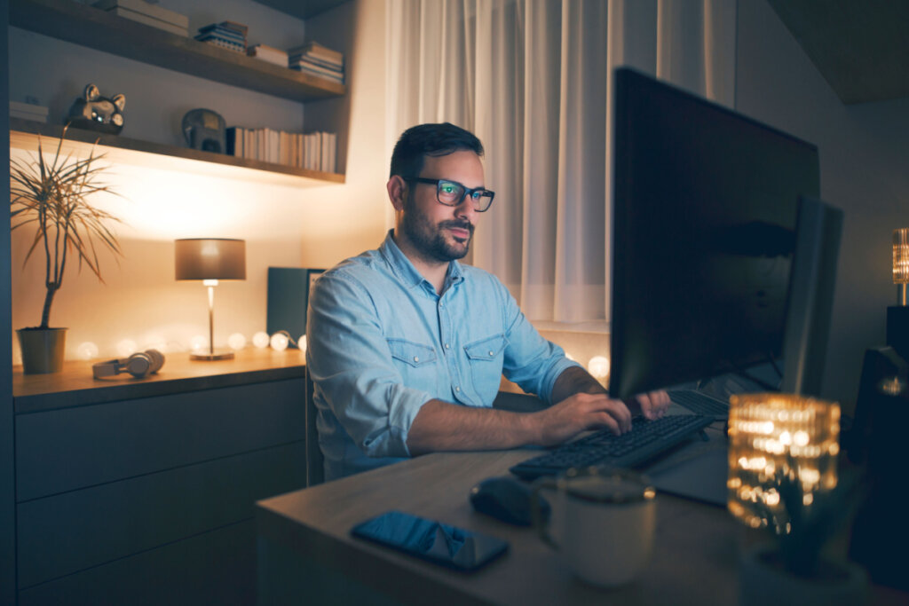 Homem jovem trabalhando no computador