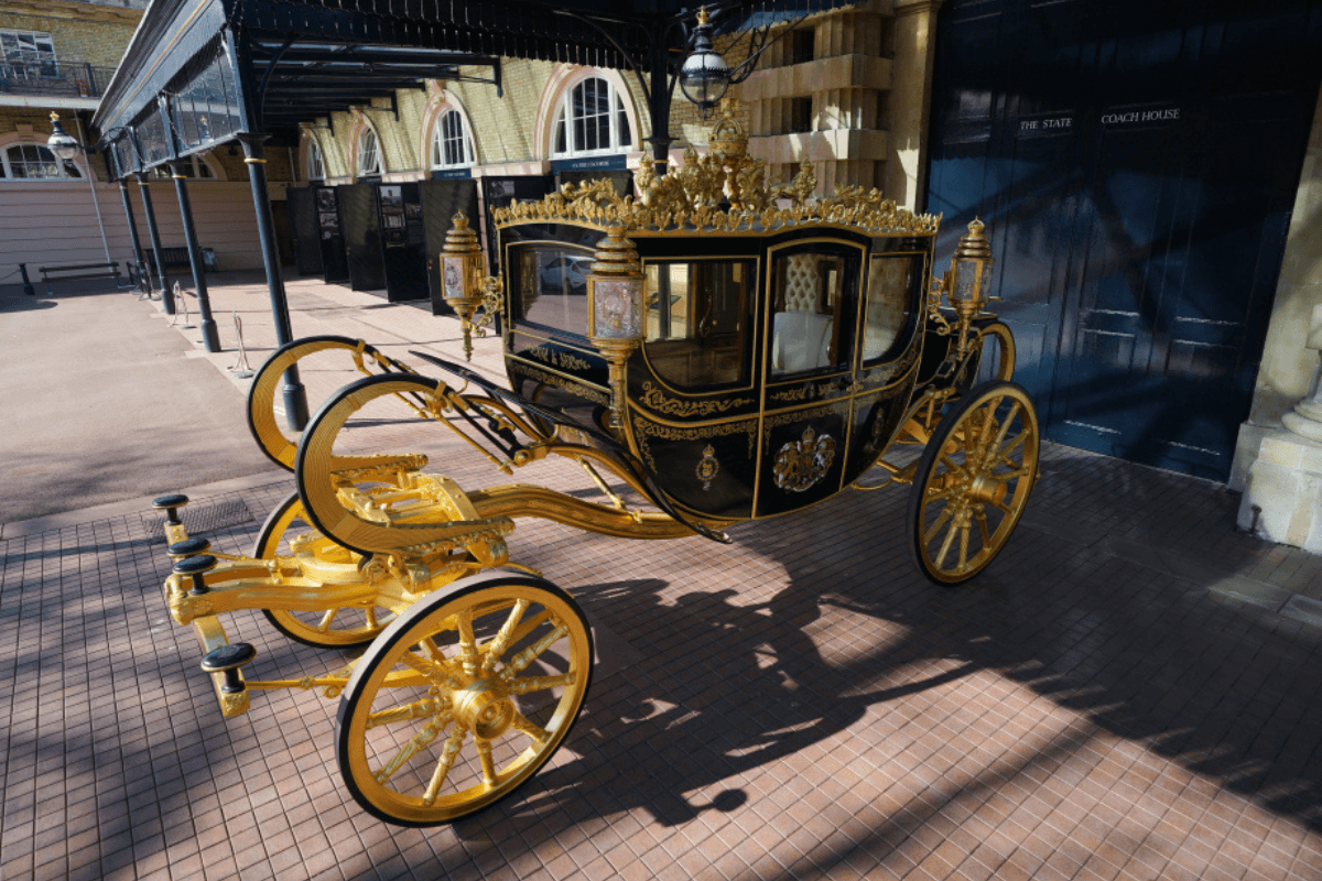 Conheça os detalhes da carruagem que será utilizada na coroação do rei Charles III