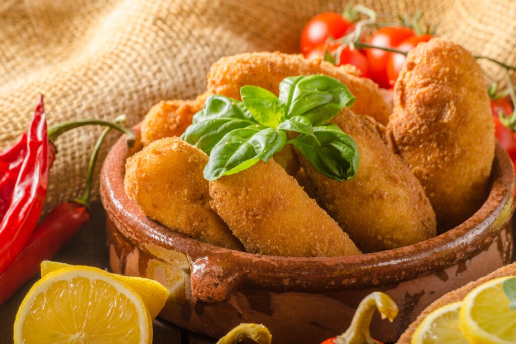 Croquetes de frango com purê de batata doce