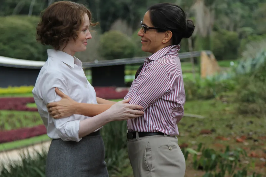 Cena do filme "Flores Raras" - Elizabeth Bishop e Lota de Macedo Soares abraçadas e se olhando