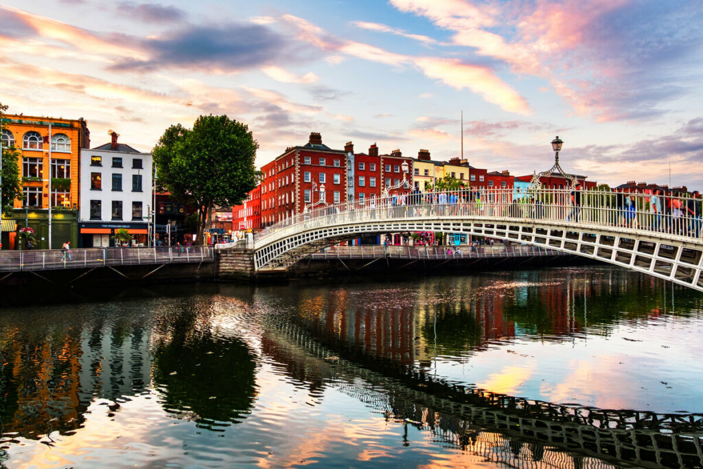 Imagem de uma ponte em Dublin, na Irlanda 