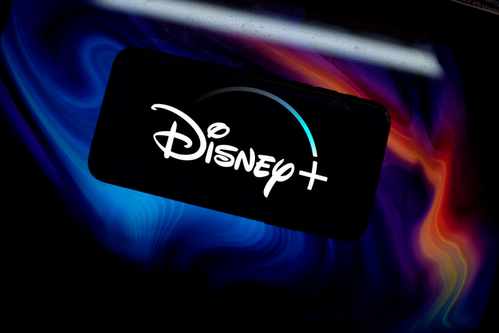 Celular com o logo do Disney+