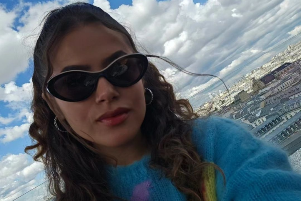 Maisa Silva usando óculos tirando selfie 