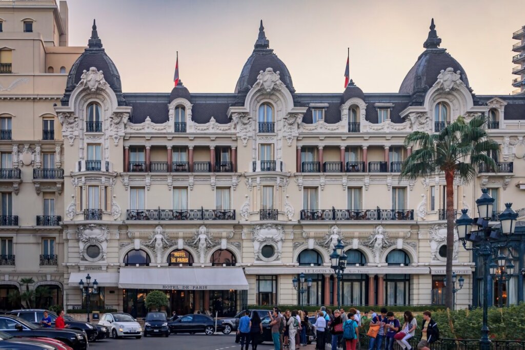 Vista da fachada do Hotel Paris Monte-Carlo