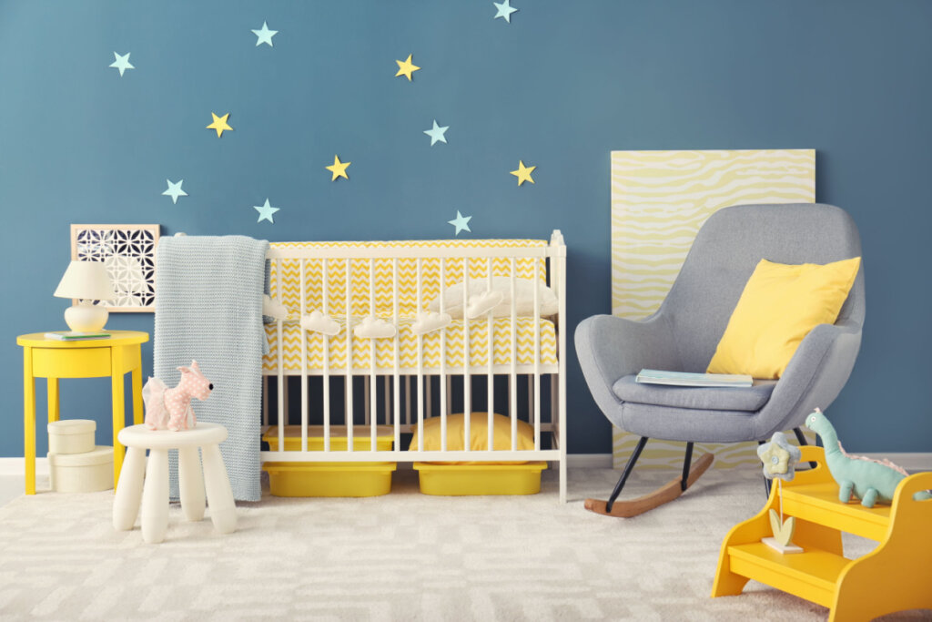 Interior do quarto do bebê com berço e cadeira de balanço perto da parede