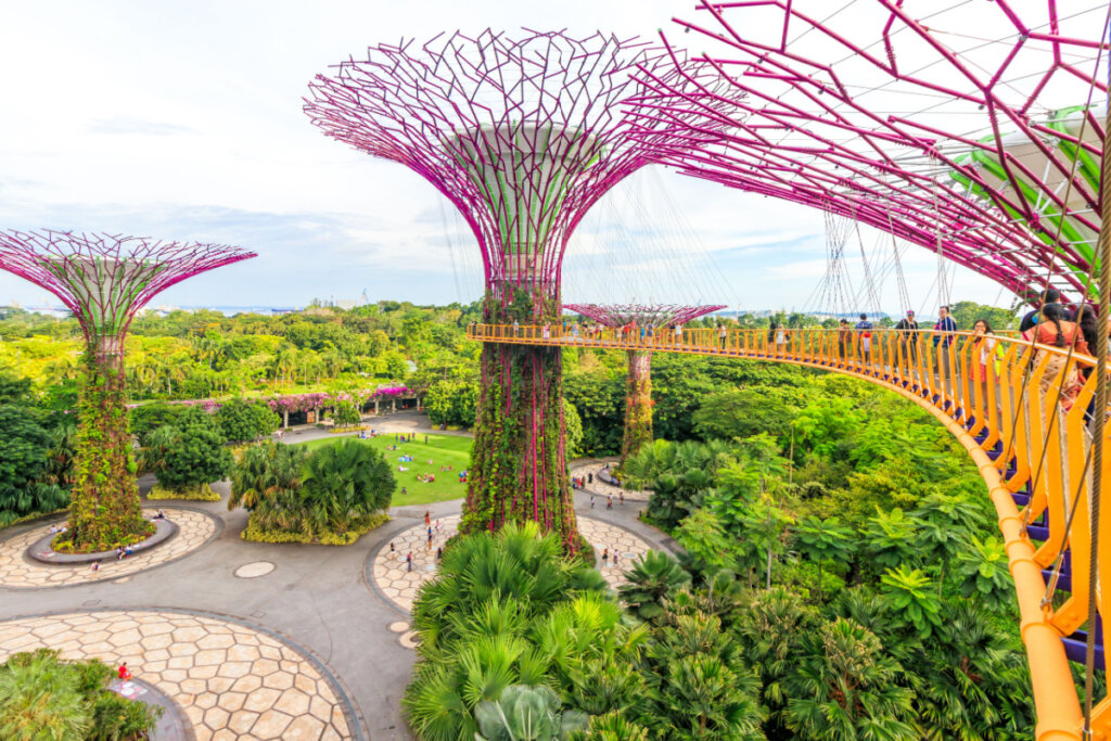 Árvores gigantes em jardim de Singapura