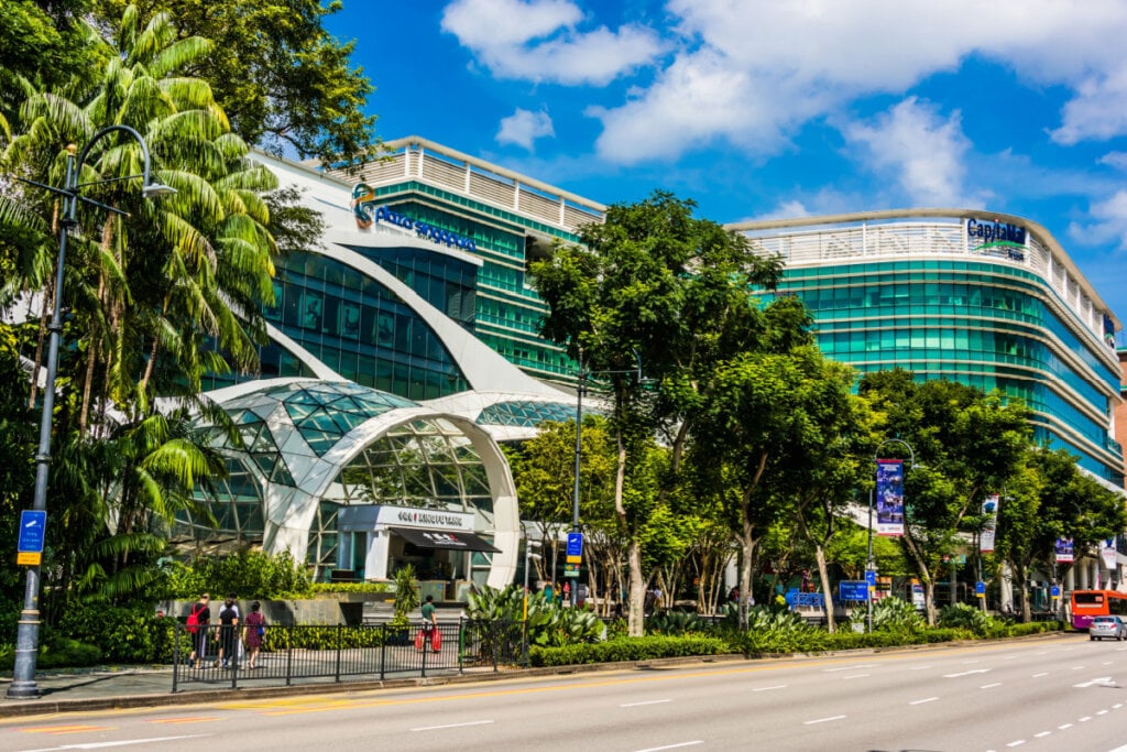 Plaza Singapura, um dos shoppings mais antigos localizados ao longo da Orchard Road, em Singapura