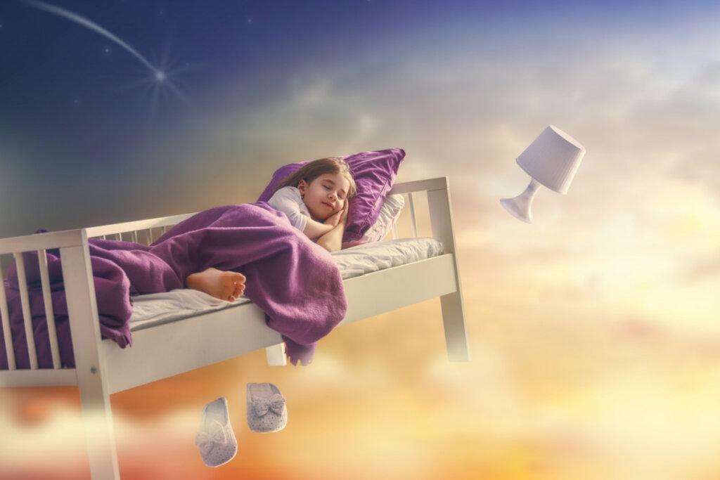 Menina dormindo em sua cama e viajando pelo céu; conceito de sonho