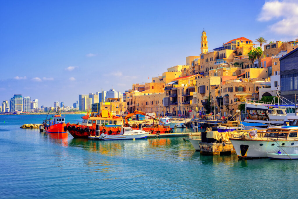 Porto de Jaffa e horizonte moderno da cidade de Tel Aviv, Israel