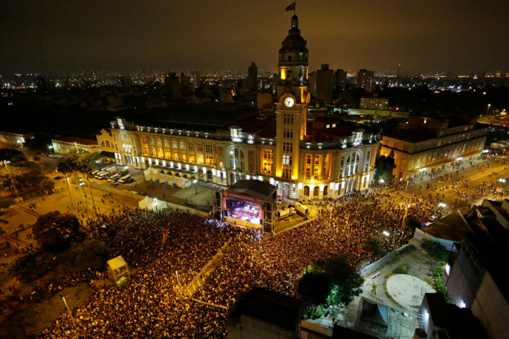 Centro histórico da cidade de São Paulo durante a Virada Cultural de 2015