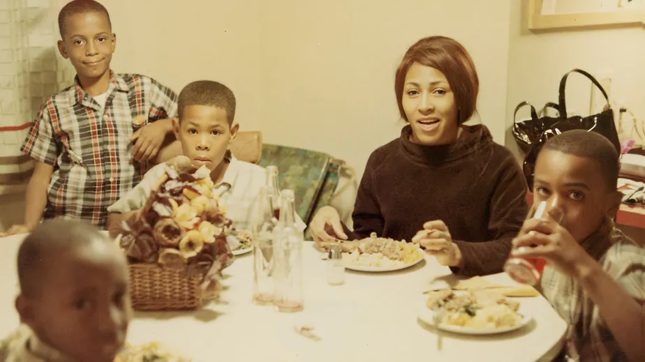 Tina Turner sentada e comendo ao lado dos quatro filhos pequenos