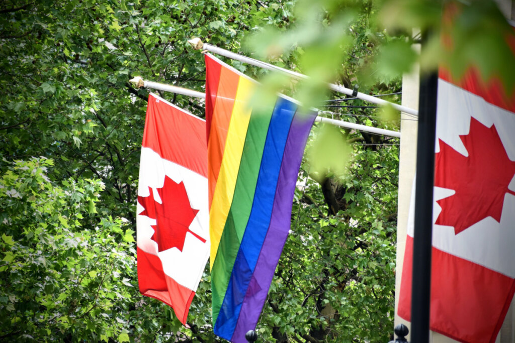 Bandeira do Canadá ao lado de bandeira LGBTQI+