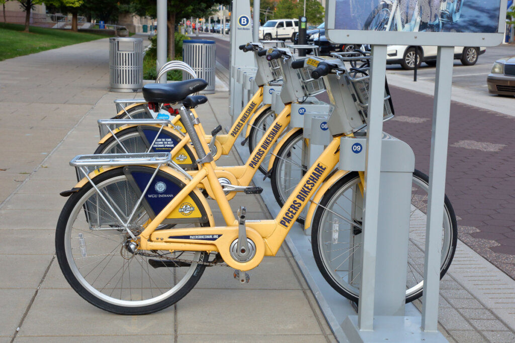 Bicicletas amarelas estacionadas em ponto de compartilhamento