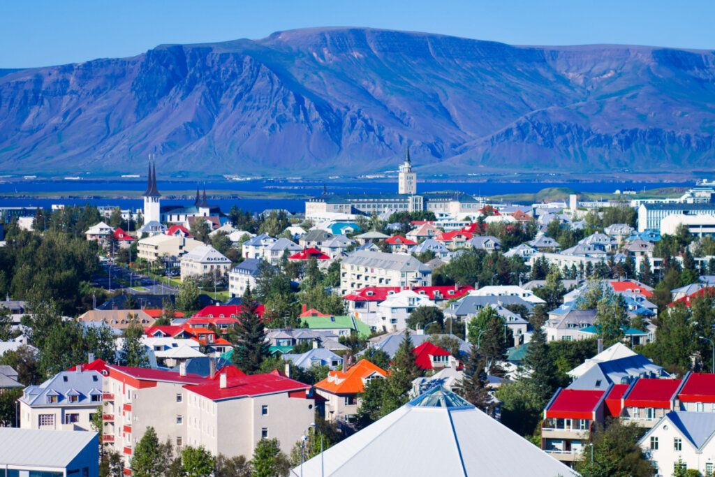 Bela vista aérea super grande angular de Reykjavik, Islândia com porto e horizonte montanhas e paisagens além da cidade
