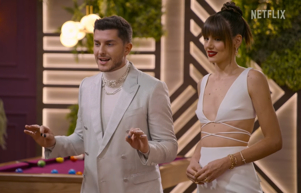 Camila Queiroz e Klebber Toledo vestidos de branco em gravação do reality "Casamento às Cegas"