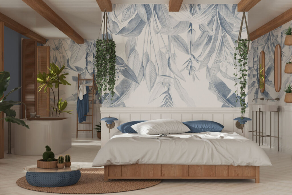 Quarto grande decorado com tons brancos e azuis, plantas ao redor e papel de parede de folhas,