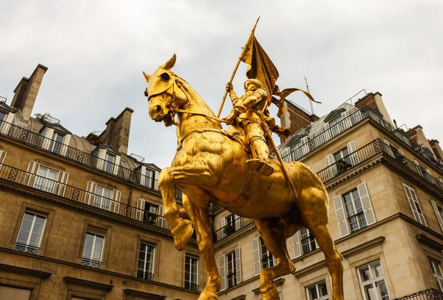 A estátua de ouro de Santa Joana d'Arc na França