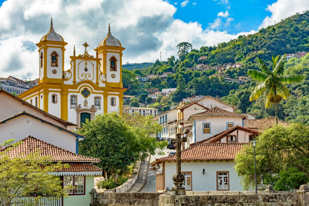 Vista superior do centro da histórica cidade de Ouro Preto em Minas Gerais, Brasil, com suas famosas igrejas e edifícios antigos com colinas ao fundo