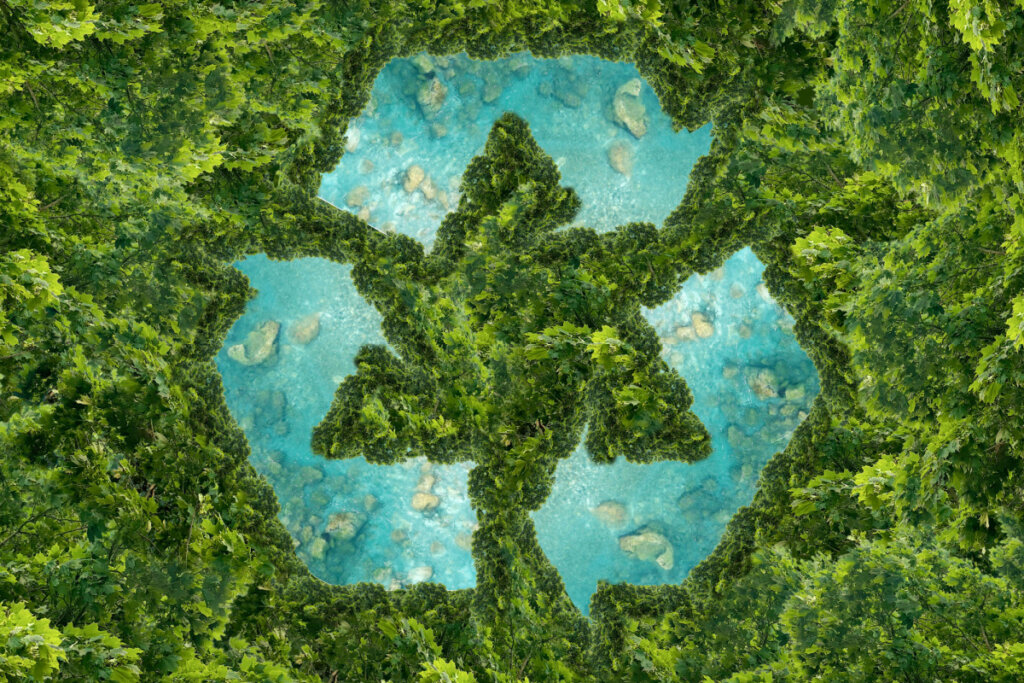 Imagem abstrata de símbolo de reciclagem com floresta verde.