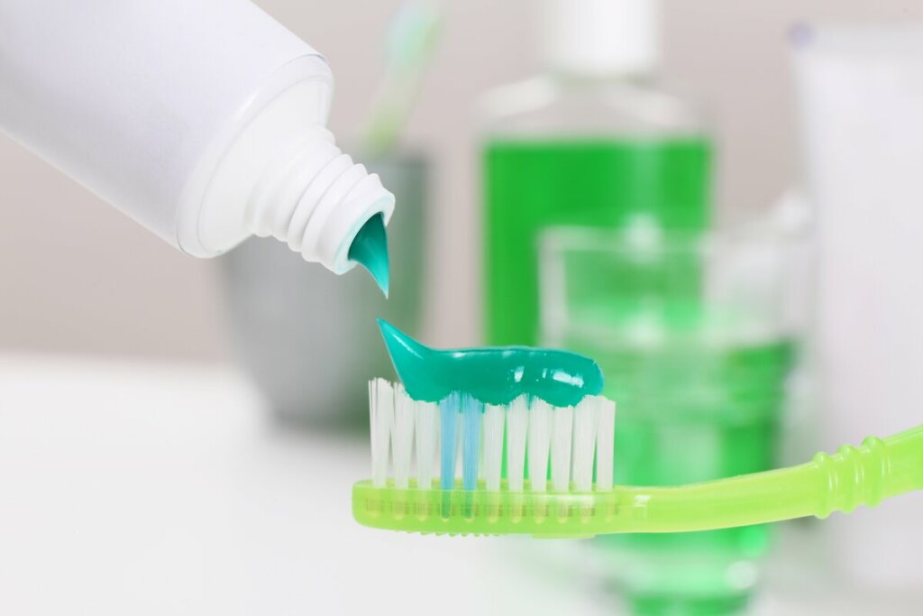 Escova de dente com creme dental verde
