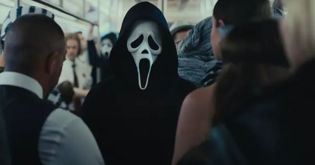 Cena de pessoa com máscara do assassino do filme Pânico em metrô.