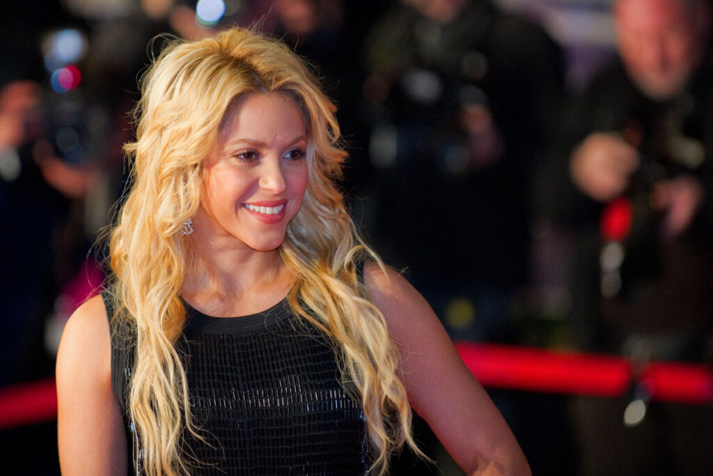 Cantora Shakira com os cabelos longos e ondulados