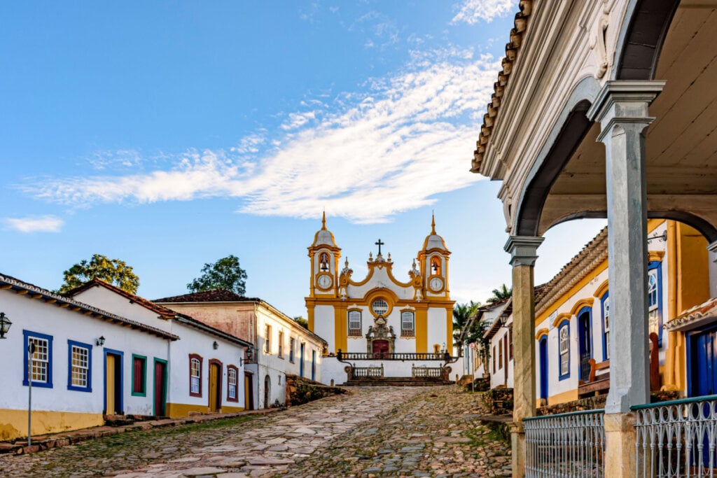 Visão de rua e igreja históricas na cidade de Tiradentes, Minas Gerais. 