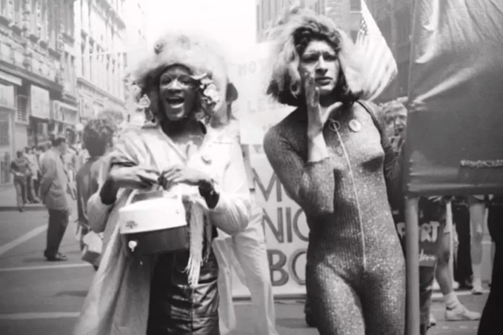 Imagem de Martha P. Johnson e Sylvia Rivera em protesto durante os anos 60.