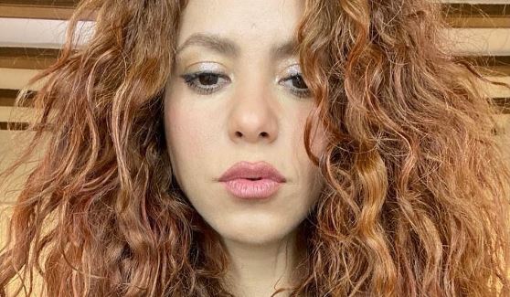 Shakira de cabelos avermelhados em selfie.