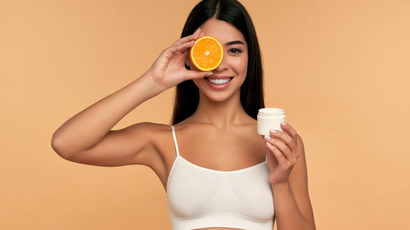 Veja como utilizar a vitamina C para turbinar o skincare