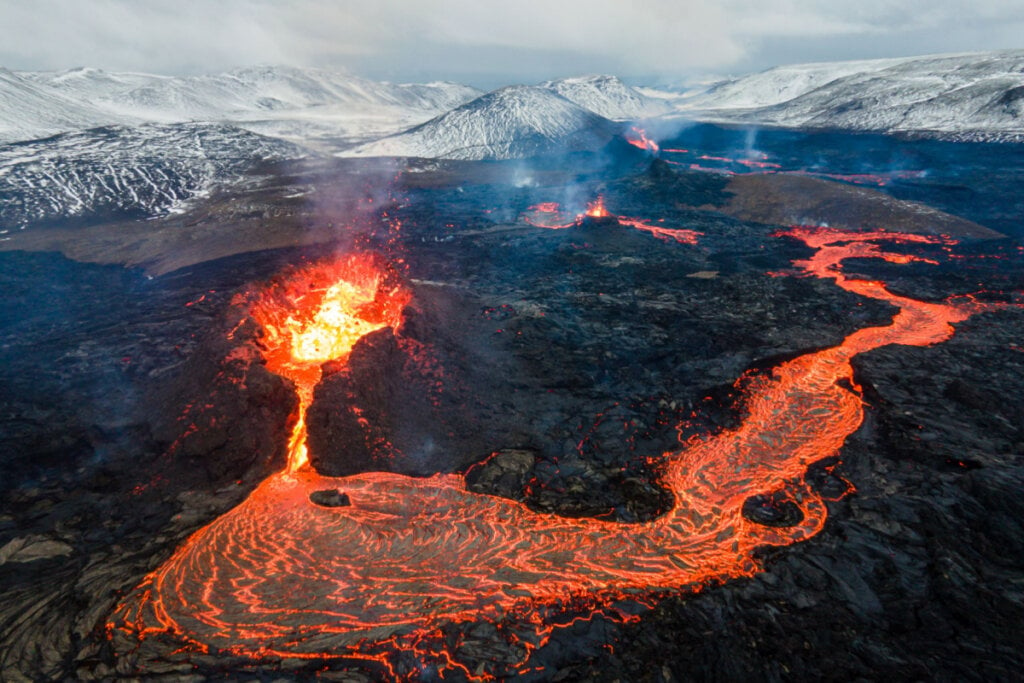 Fluxos de lava na vista aérea do vulcão ativo, Monte Fagradalsfjall, Islândia