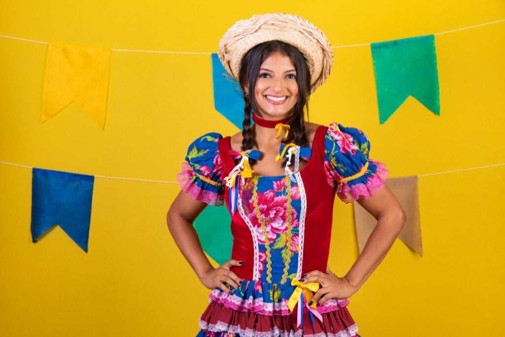 Mulher com roupa de festa junina e maria-chiquinha no cabelo