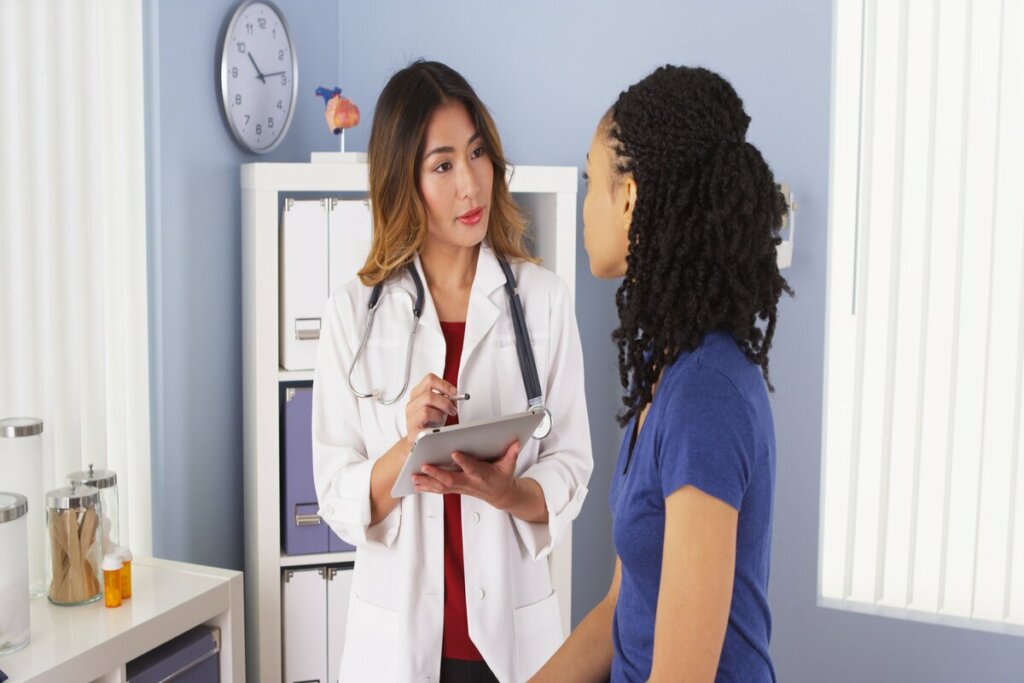 Médica conversando com uma paciente 