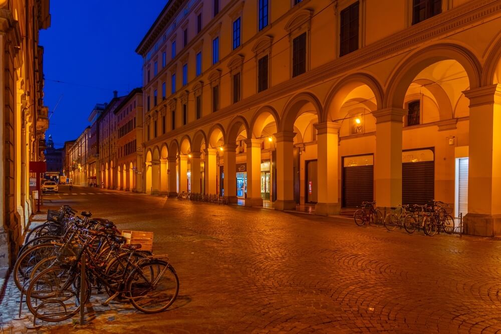 Visão noturna da avenida via dell'independenza em Bolonha, Itália