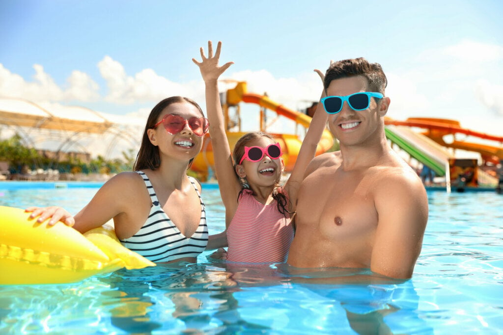 Família feliz em uma piscina