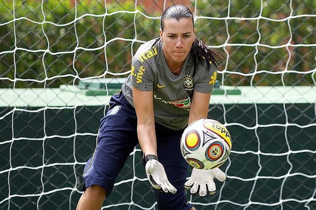 Andréia com a camisa da seleção feminina atuando como goleira.