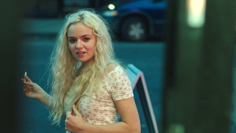 Cena do filme "A Branquinha" com menina loira fumando na rua. 