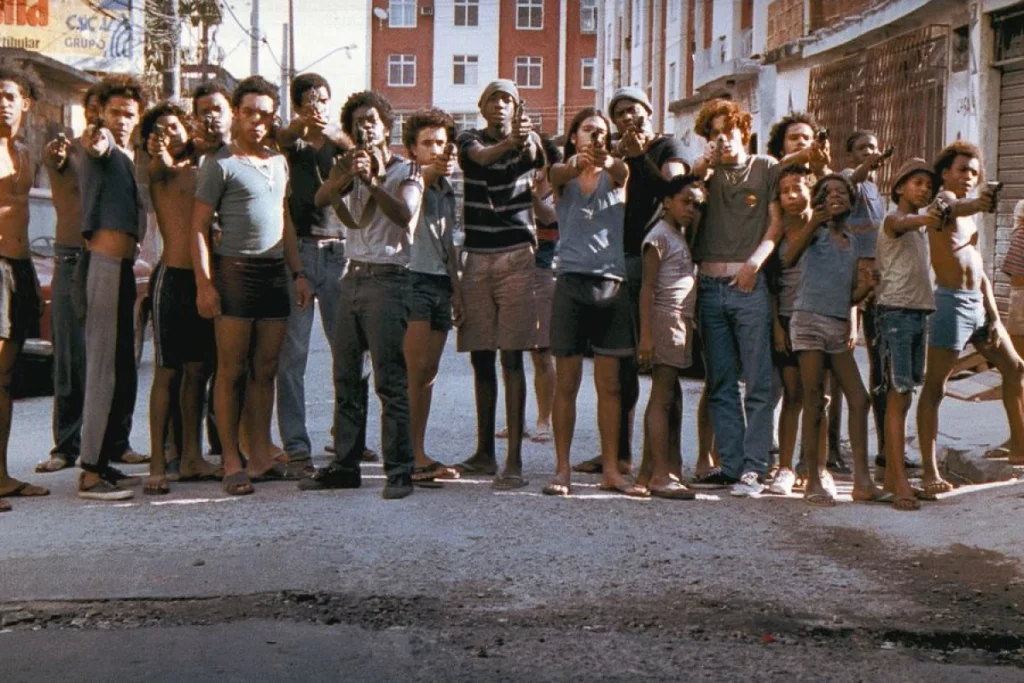 Cena do filme "A Cidade de Deus", com várias crianças armadas na rua. 