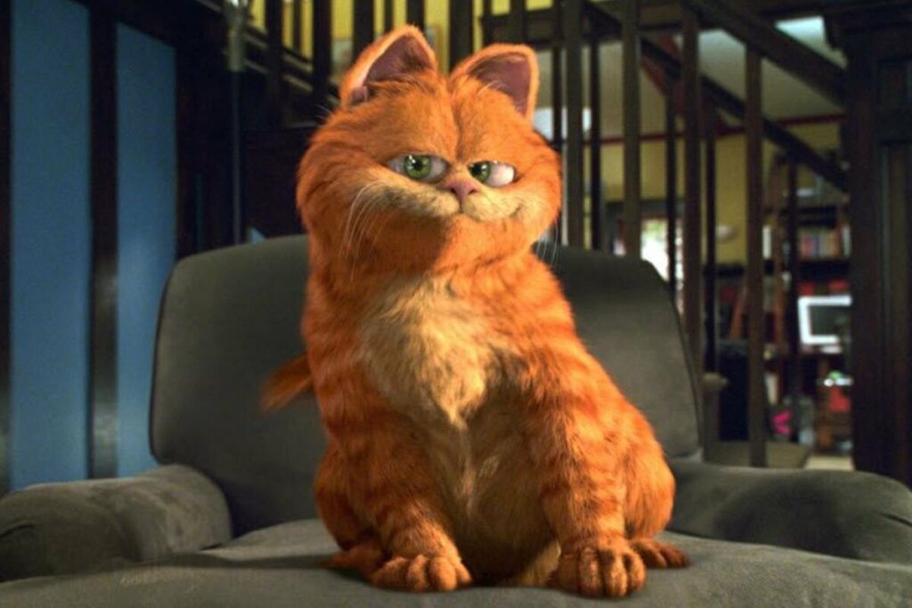 Garfield sentado em um sofá sorrindo