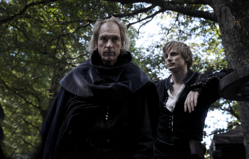 Dois homens em floresta, em cena de série, com trajes medievais