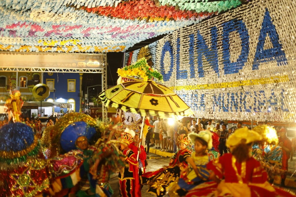 Cidade de Olinda enfeitada com bandeiras, vestimentas típicas e tradicionais da festa junina.