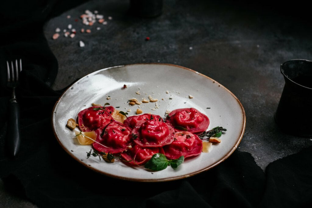 Prato branco com ravioli de beterraba