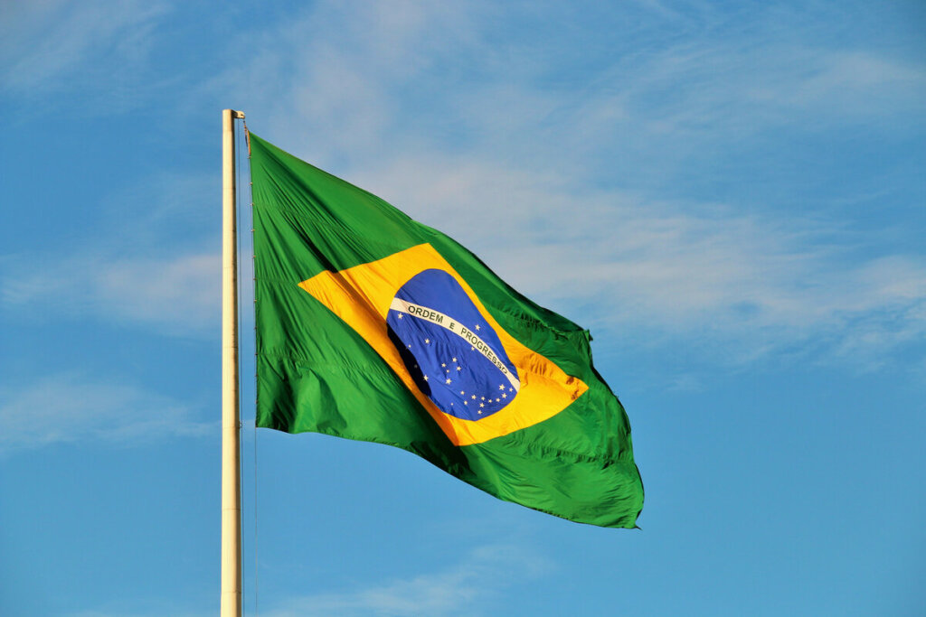 Bandeira do Brasil em um mastro