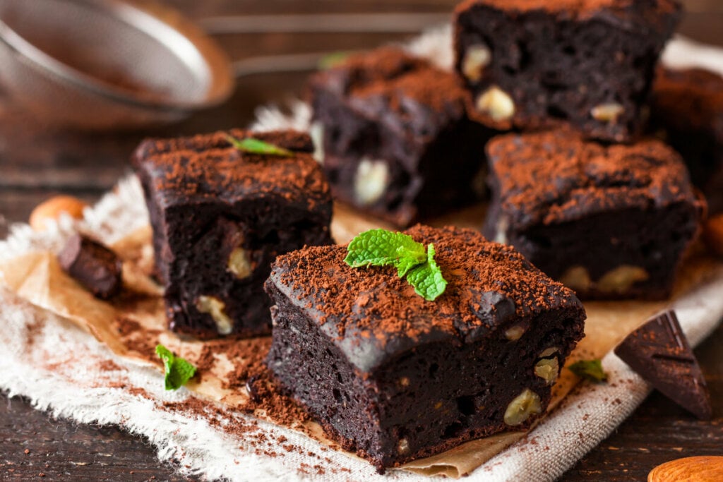 Brownies em cima de um pano branco decorados com folhas de hortelã