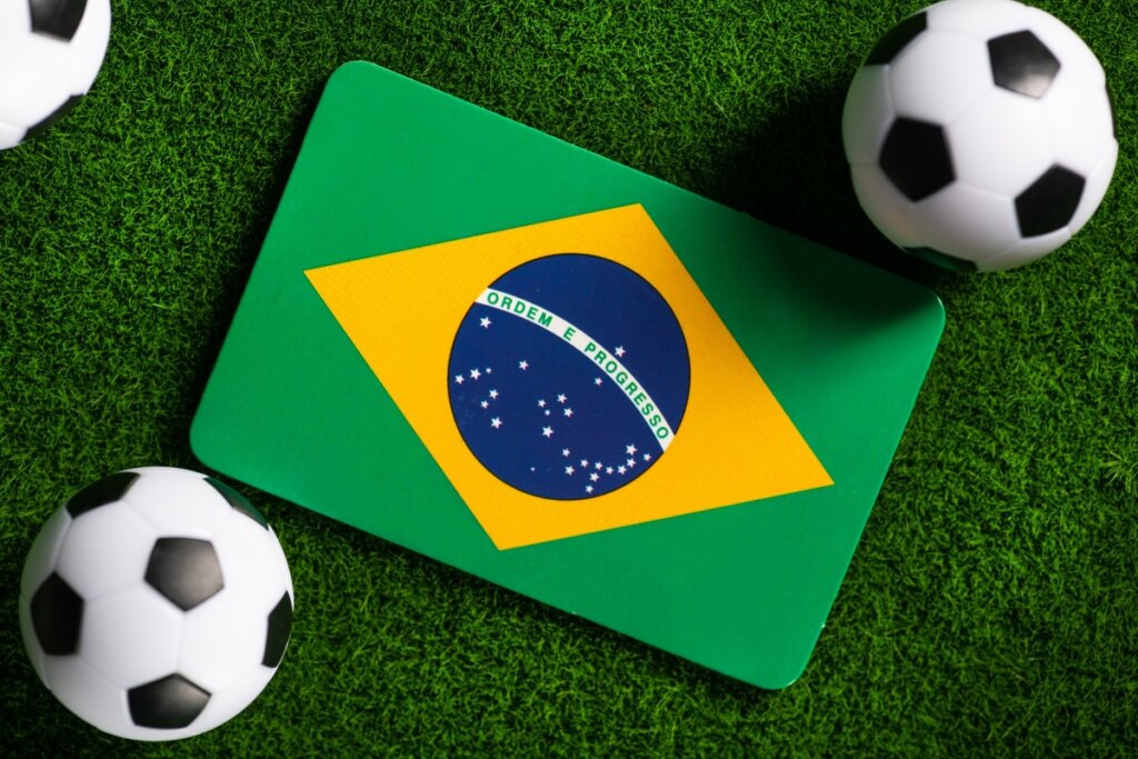 Bandeira do Brasil com duas bolas de futebol do lado