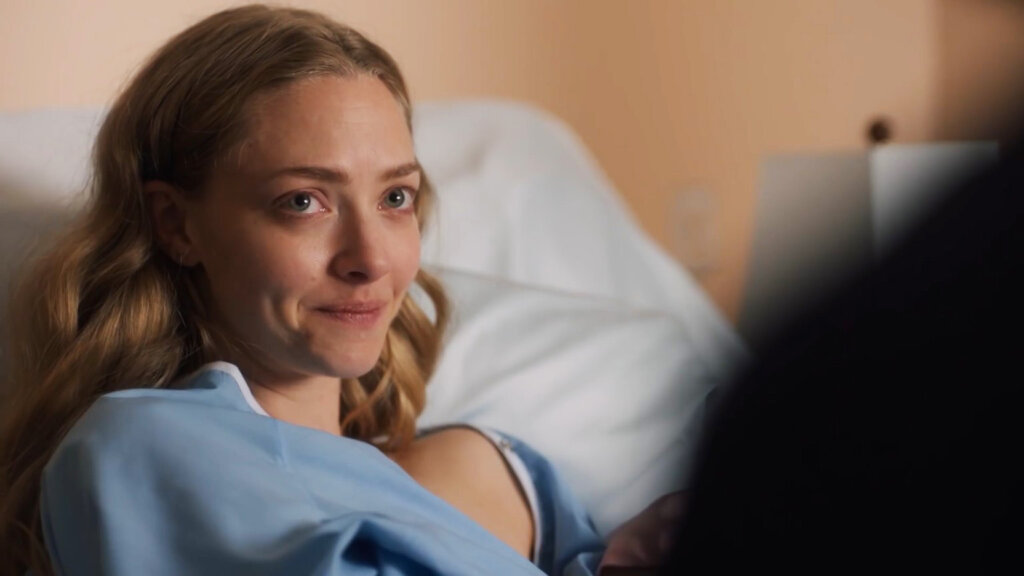 Cena do filme "Respire Fundo"; Julie em hospital sorrindo