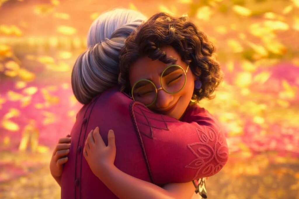 Cena do filme "Encanto"; Mirabel e avó abraçadas