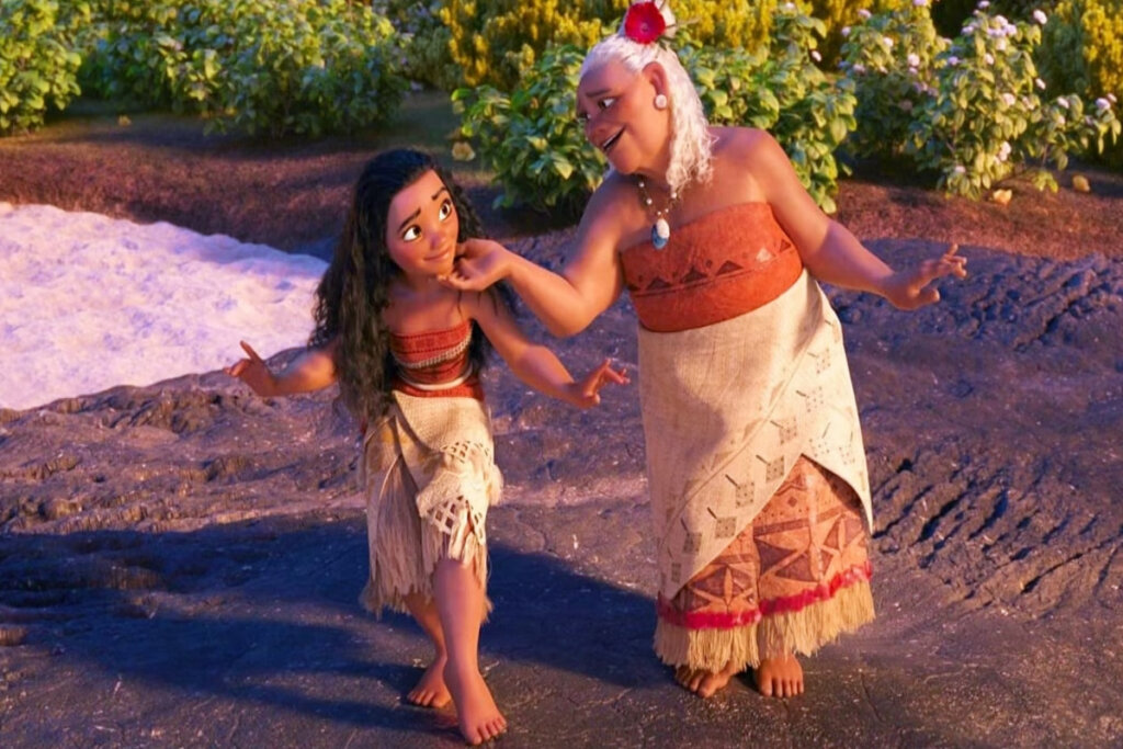 Imagem do filme Moana, a protagonista dançando com sua avó Tala 