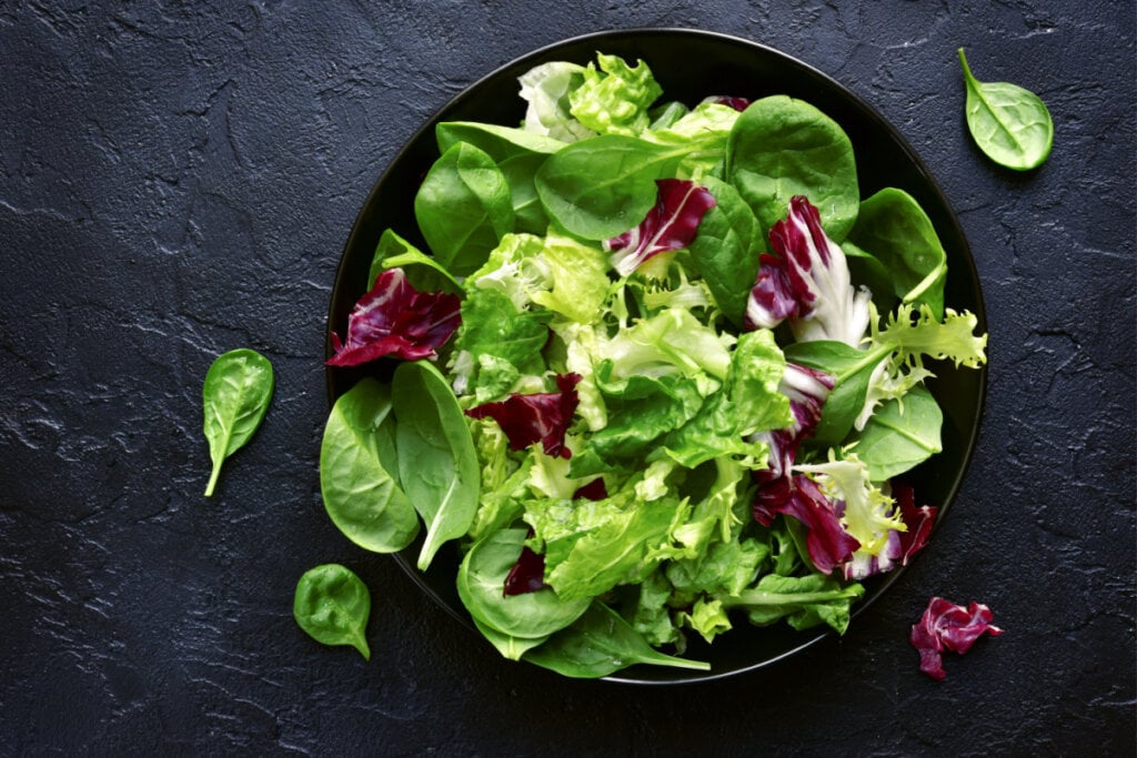 Salada mix de folhas em uma tigela preta